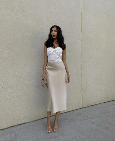 Skort Outfit Elegant, Satin Midi Skirt Outfits, Satin Midi Skirt Outfit, White Satin Skirt, Silk Skirt Outfit, Satin Skirt Outfit, Outfit Elegantes, Elegant Classy Outfits, Midi Skirt Outfit