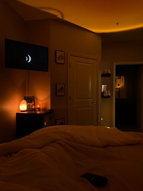 Dim Lighting Bedroom Aesthetic, Dark Beach Room Aesthetic, Bedroom Sunset Aesthetic, Dim Room Lighting, Bedroom With Sunset Lamp, Sunset Lamp In Room, Dark Orange Room Aesthetic, Warm Lighting Apartment Aesthetic, Cozy Room Night Aesthetic