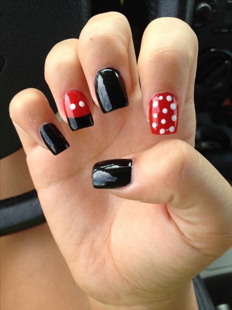 Disney nails Mickey and Minnie Mouse design Ongles Gel Violet, Mickey Mouse Nail Art, Disney Nail Designs, Mickey Mouse Nails, Disney Acrylic Nails, Minnie Mouse Nails, Mickey Nails, Kutek Disney, Nail Art Disney