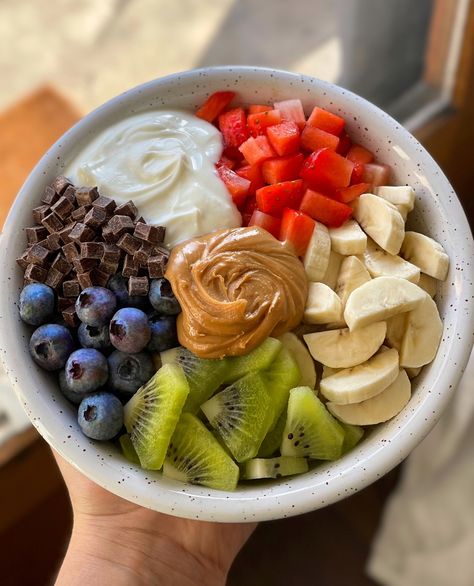 Loaded breakfast bowl🌈🥰 yes I promise there is apple-cinnamon oats under all the toppings🤪 which was such a comforting flavor… | Instagram Healthy Recipes Easy Snacks, Healthy Food Dishes, Healthy Bites, Healthy Food Motivation, Easy Snack Recipes, Breakfast Bowl, Healthy Snacks Easy, Fair Food Recipes, Healthy Food Choices