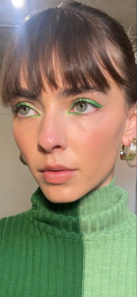 Taylor Swift Green Eyeshadow, Fun Green Eyeshadow Looks, Green Eyeliner Blue Eyes, Colourful Liner Eye Makeup, Lime Makeup Look, Simple Color Makeup, Brat Green Outfit, Lime Green Eyeliner, Gen Z Eye Makeup