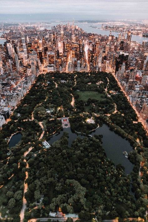 Central Park is NYC's grandest park and one of the most beautiful in the world. Discover the best Instagram photo spots in Central Park. New York Wallpaper, Central Park Nyc, Vision Board Pictures, New York Poster, Park In New York, Hiking Aesthetic, Nyc Aesthetic, Best Family Vacations, Washington Square Park