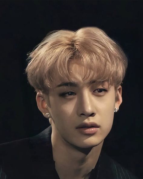 Bangchan With Blonde Hair, Bangchan Portrait, Bangchan Reference, Blonde Kpop Idols, Bang Chan Blonde Hair, Bangchan Blonde Hair, Bangchan Rubio, Bangchan Pictures, Bangchan Photoshoot