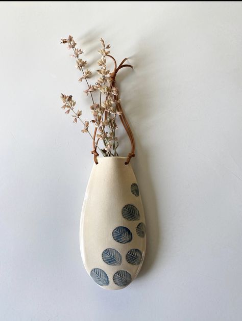 Hanging Flower Vase, Crafts 2024, Wall Pocket Vase, Clay Recipe, Vase Minimalist, Clay Wall Hanging, God's Eye, Wall Hanging Designs, Rustic Wall Hangings