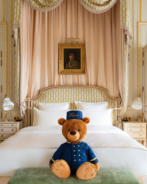 The Ritz Paris teddy bear, your child's new BFF. ✨


#ritzparis #rendezvous15placevendome
#visitparis #parisjetaime #hotelparis Boutique Hotel Paris, The Ritz Paris, Ritz Paris, The Ritz, Visit Paris, Paris Hotels, Luxury Clothing, Concept Store, Luxury Outfits