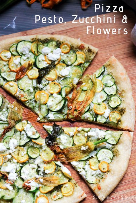 Pizza Pesto, Zucchini & Flowers Pizza Zucchini, Pizza Sweet, Pesto Zucchini, Baked Pizza, Zucchini Flowers, Arugula Pesto, Zucchini Pizzas, Italian Recipes Easy, Making Homemade Pizza