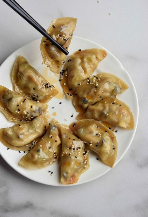 Chicken Mushroom Dumplings, Vietnamese Dumplings, Mushroom Wontons, Mushroom Dumplings Recipe, Mushroom Dumplings, Dumplings Recipe Chinese, Stuffed Dumplings, Asian Dumplings, Dumpling Recipes