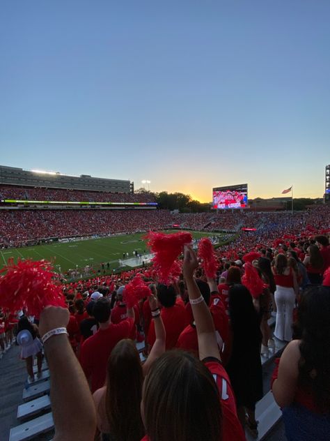 College Homecoming Aesthetic, Football Game Aesthetic College, Dating In College Aesthetic, College Aesthetic Pictures, Football Season Aesthetic, Football Game College, College Football Aesthetic, Game Day Aesthetic, American Football Aesthetic