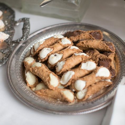 Desserts Wedding Cannoli, Tray Desserts, Dessert Cannoli, High Carb Foods, Best Party Food, Summer Dessert Recipes, Favorite Dessert, Event Details, Cannoli