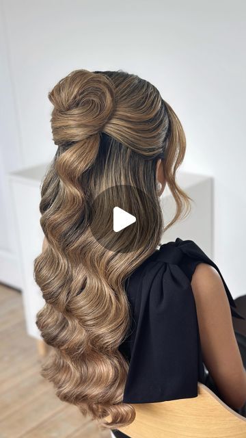 Olga | Wedding Hair in Hampshire and Surrey | Hair Educator | on Instagram: "Here’s a mini tutorial of this cute half up half down hair trend 
#hairvideos #haireducation #halfuphalfdown #hairtrend #bridalhairtutorial #bridalhairinspo #hairtutorial" Updo Wedding Hair Tutorial, Half Hair Updo, Half Updo Wedding, Bridal Half Up Half Down Hair, Half Up Bridal Hair, Bridal Half Up Half Down, Bridal Hair Tutorial, Up Hairdos, Updo Wedding