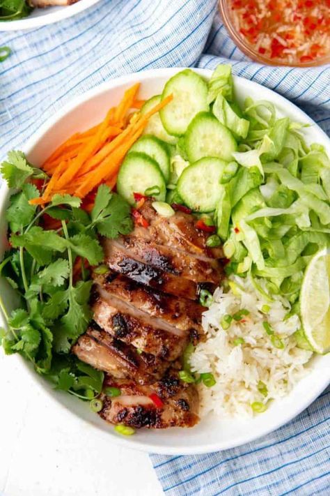 Lemon Chicken Rice Bowl, Salad And Rice Bowls, Rice Bowl Salad, Vietnamese Rice Bowl, Salad Rice Bowls, Vietnamese Bowls, Lemongrass Chicken Salad, Lemongrass Chicken Vietnamese, Dinner Vietnamese