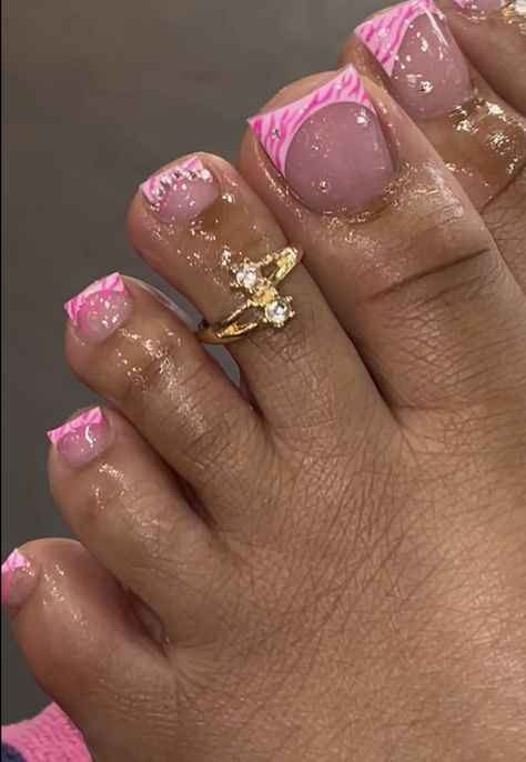 Pedicure Ideas With Design, Y2k Toes Nails, Hello Kitty Toes Nail Design, White Toes With Gems, Y2k Toe Nail Designs, Y2k Pedicure, Acrylic Toes Pink, Y2k Toenails, Pink French Tip Toe Nails