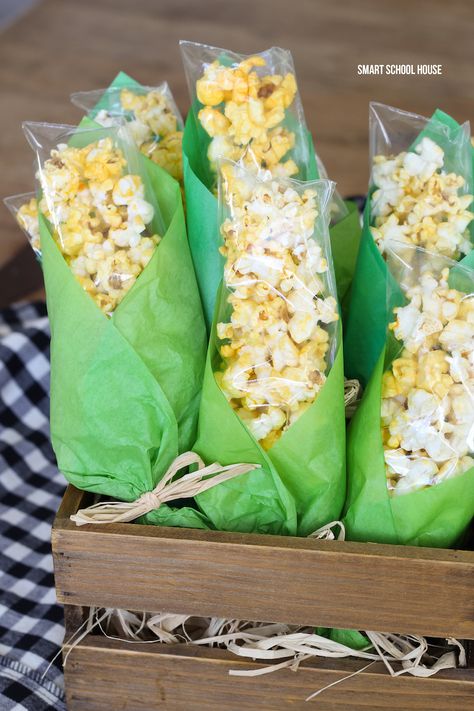 Popcorn Corn on the Cob Treat Bags. ADORABLE! Baggies of popcorn wrapped in green tissue paper to look like corn on the cob for Thanksgiving. Thanksgiving Snacks, Fest Mad, Fest Temaer, Barnyard Birthday Party, Popcorn Treats, Farm Animals Birthday Party, Farm Themed Birthday Party, Future School, Cow Birthday