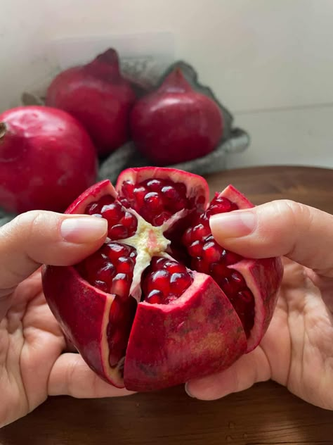 How To Clean Pomegranate, Cut Pomegranate How To, How To Peel A Pomegranate Simple, How To Pomegranate Seeds, How To Seed Pomegranate, Peeling A Pomegranate, Eating Pomegranate Reference, How To Cut A Pomegranate Easy, How To Eat A Pomegranate