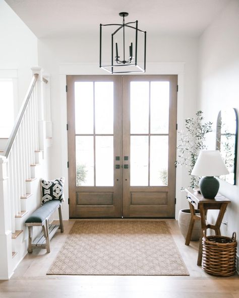 Progress Lighting on Instagram: “Set the tone for your home 🏡 with the Winslett foyer light, which adds a stylish touch to this @fridleyhomes entryway! ⁠⁠ ⁠⁠ Immerse…” Small Foyer Design, Small Foyer Ideas, Small Entryway Table, Foyer Ideas Entryway, Entryway Light Fixtures, Foyer Light, Small Foyer, Foyer Lighting, Foyer Design