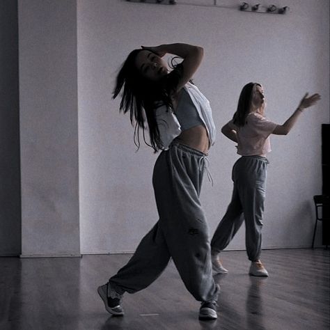 90s Hip Hop Dancer Aesthetic, Brown Dance Aesthetic, Contemporary Dancing Aesthetic, Girls Dancers Aesthetic, Hiphop Dance Poses For Pictures, Hip Hop Dancing Aesthetic, Female Dancer Aesthetic, Dance Choreographer Aesthetic, Street Dancing Aesthetic