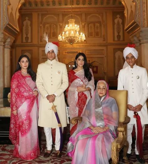 Diya Kumari, Padmanabh Singh, Rajasthan Wedding, City Palace Jaipur, Royal Family Portrait, Royal Family Pictures, Royal Indian, English Royal Family, Royal City