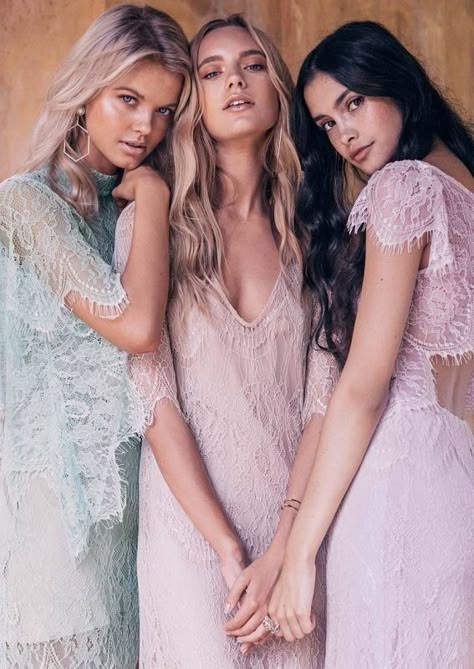 Ugly Bridesmaid Dresses, Girlfriends Photoshoot, Foto Best Friend, Group Picture Poses, Bridesmaid Photoshoot, Sisters Photoshoot Poses, Sister Photography, Sister Poses, Bridesmaid Dress Collection