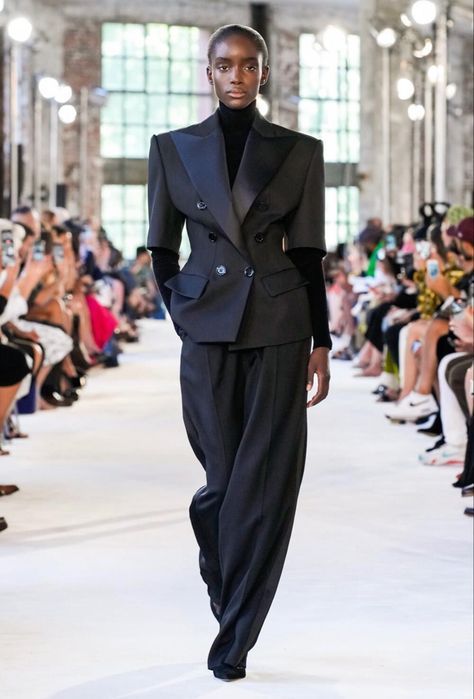 Courrier - Michele Lal - Outlook Fall 2022 Couture, 2022 Couture, Paris Couture, Model Looks, Black Costume, Fashion D, Stylish Work Attire, Woman Suit Fashion, Alexandre Vauthier