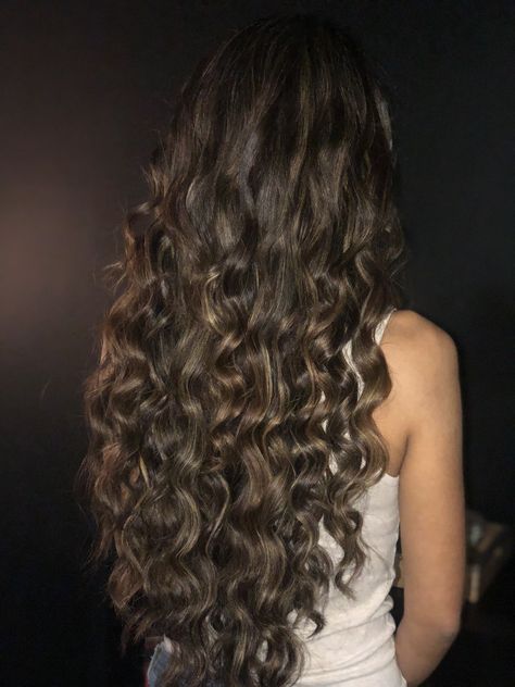 2c Haircuts Long, Pelo Ondulado Natural, Peinados Fáciles Para Cabello Corto, Wavy Curly Hair, Curly Hair Inspiration, Hair Envy, Long Curly Hair, Dream Hair, Pretty Hair