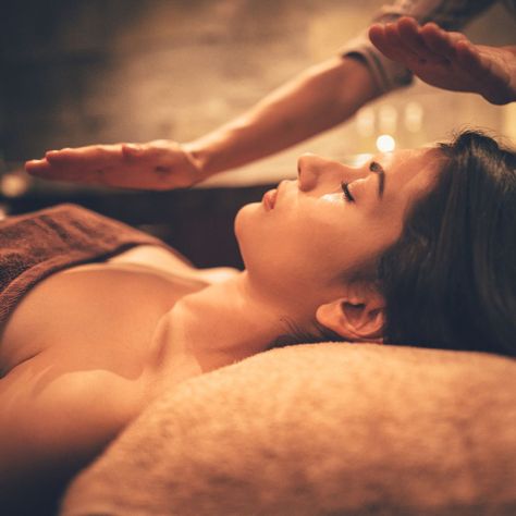 Young woman relaxing with body and face massage at spa Reiki Training, Licensed Massage Therapist, Wellness Massage, Reiki Practitioner, Emotional Freedom Technique, Therapeutic Massage, Health Careers, Seven Chakras, Career Tips