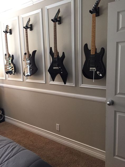 Guitar Display Wall, Casa Rock, Office Music Room, Music Room Office, Office Wall Colors, Room Decor Music, Music Room Wall, Music Room Design, Office Music