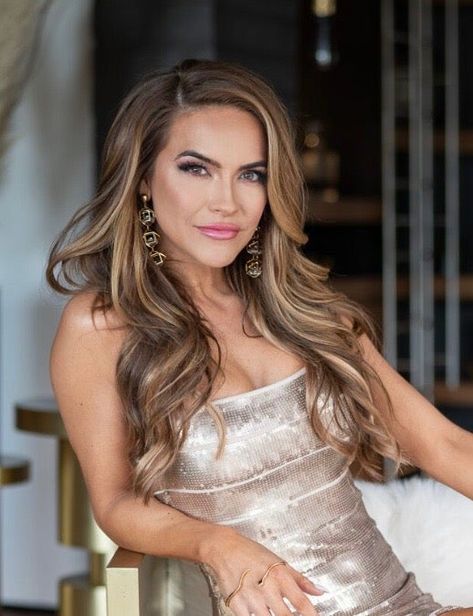 Selling Sunset‘s Chrishell Stause Might Be Off The Grid After This Season #refinery29 https://www.refinery29.com/en-us/2020/05/9823286/selling-sunset-season-2-chrishell-hartley-divorce Balayage, Chrishell Stause Hair Color, Selling Sunset Hairstyles, Chrishell Stause Hair, Chrishell Stause, Warm Highlights, Sunset Hair, Selling Sunset, Focus On The Positive