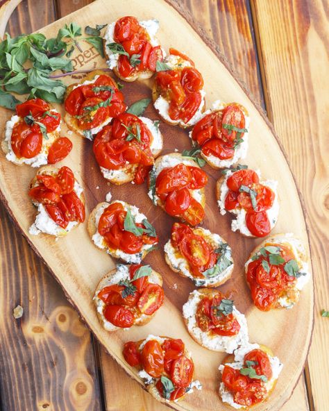 Bruchetta Appetizers, Ricotta Crostini, Dairy Snacks, Crostini Appetizers, Crostini Recipes, Baby Tomatoes, Snack Prep, Strawberry Salad, Roasted Tomato