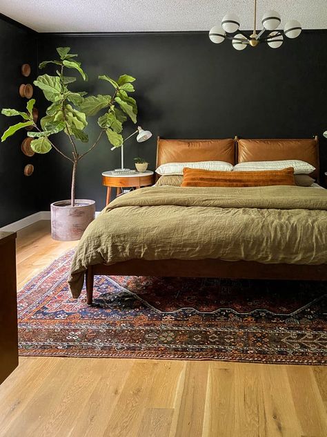 Interior Design Per La Casa, Moody Bedroom, Bed Rug, Mid Century Modern Bedroom, Clean Bedroom, A Rug, Design Del Prodotto, Design Living Room, Black Walls