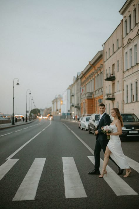 Urban Prenup Shoot, Wedding Photos In Street, Wedding Photoshoot Street Style, Paparazzi Wedding Photos, Pre Wedding Street Photo Ideas, Bride Street Photography, Paparazzi Wedding Photo Ideas, Paparazzi Style Engagement Photos, Wedding Photoshoot City