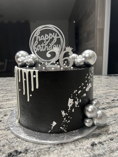 White And Silver Cake Design, White Black Cake Birthday, Black And Silver 18th Birthday Cake, Black Cake Designs For Men, Black And Grey Birthday Cake, Black Bday Cake Ideas, 21 Birthday Cake For Men, Black And White 18th Birthday Cake, Black And White Birthday Cake Ideas