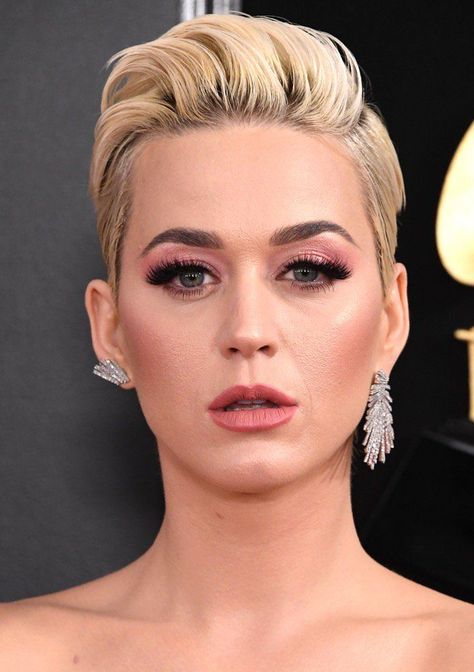 Mismatched Earrings Are the Best Icebreakers Balayage, Grammy Awards Red Carpet, Icebreakers, Asymmetrical Earrings, Earring Trends, Mismatched Earrings, Hanging Earrings, Summer Night, Pink Stone