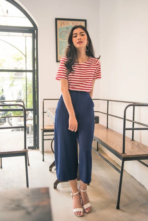 red striped top and wide leg pants Stripes Outfit, Culotte Style, Stylish Summer Outfits, Stripe Outfits, Cute Spring Outfits, Elegante Casual, Mode Casual, Fashion Korean, Blue Pants