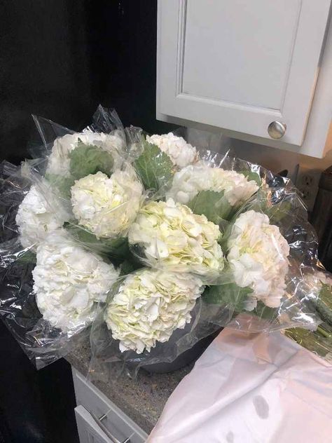 Diy Wedding Flowers Sams Club, Bulk Flowers Wedding, Diy Flower Centerpieces Cheap, Sams Club Flowers Wedding Centerpieces, Do It Yourself Wedding Flowers, Sams Club Bulk Flowers, Costco Bulk Flowers Wedding, Costco Floral Wedding, Sams Club Wedding Flower