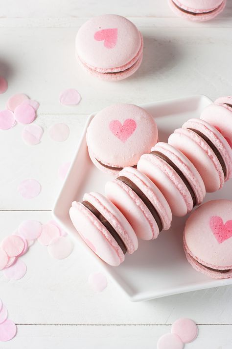 Macaron Dessert, Kue Macaroon, French Macarons Recipe, Roses Valentine, Chocolate Ganache Filling, Tout Rose, Italian Meringue, Macaron Recipe, Pink Foods