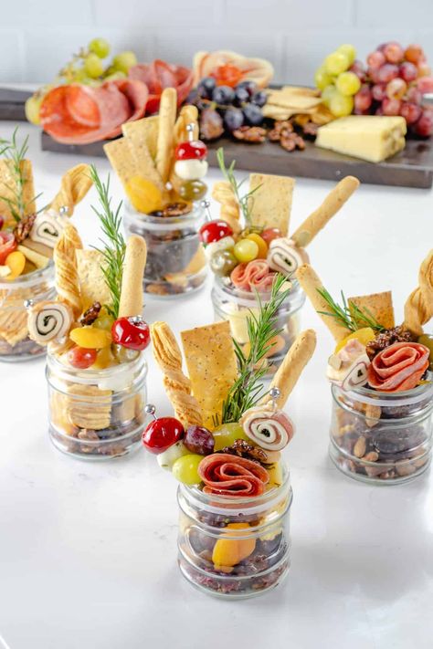 Charcuterie in a mason jars on table. Individual Charcuterie Cups, Shot Glass Appetizers, Canapes Ideas, Individual Charcuterie, Individual Appetizers, Charcuterie Cups, Skewer Appetizers, Mini Appetizers, Wedding Appetizers