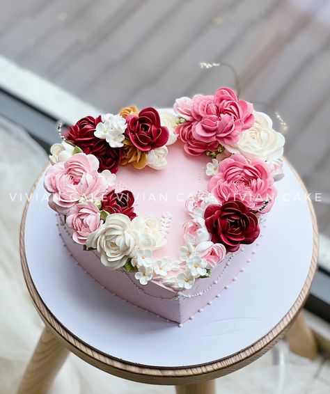 Floral Heart Cake, Queens Birthday Cake, Heart Cake Design, Flower Cake Design, Cake Floral, Heart Shaped Cake, New Birthday Cake, Birthday Cake With Flowers, Heart Cakes