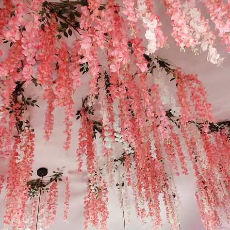 Hanging Cherry Blossoms, Hanging Flower Ceiling Bedroom, Ceiling Wisteria, Sakura Room Decor, Cherry Blossom Ceiling, Flowers From The Ceiling, Thanksgiving Board Ideas, Sakura Decor, Home Gym Black