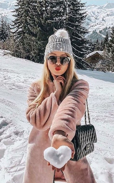 Warm Hiking Outfit, Winter Instagram Captions, Christmas Instagram Pictures, Kashmir Trip, Winter Outfits Snow, Snow Photoshoot, Snow Pictures, Snow Photography, Stylish Winter Outfits