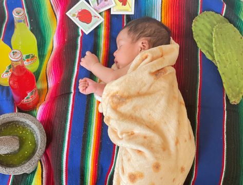 5 De Mayo Photo Shoot Ideas, Baby Burrito Photoshoot, Cinco De Mayo Milestone Pictures, Mexican Baby Photoshoot, Cinco De Mayo Photoshoot Ideas, Mexican Photoshoot, One Month Pictures, Baby Holiday Pictures, Burrito Blanket