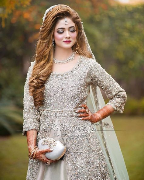 Walima Bridal Hairstyle, Walima Bride Hairstyles, Jhumar Hairstyles Pakistani Bridal, Pakistani Bridal Hairstyles Walima, Jura Hairstyle For Wedding Pakistani, Walima Hairstyles Pakistani For Sisters, Pakistani Bride Hairstyle, Pakistani Bride Open Hairstyle, Pakistani Bridal Hairstyles