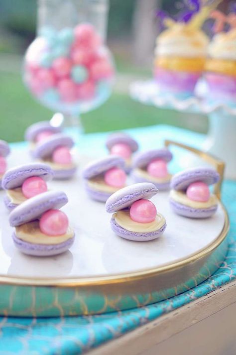 These macarons at Stella's Water Color Mermaid Party are amazing! Don't miss the rest of this gorgeous birthday party! See more party ideas and share yours at http://CatchMyParty.com Undersea Decorations, Mermaid Party Games, 4de Verjaardag, Kue Macaroon, Mermaid Pool Parties, Mermaid Birthday Party Decorations, Mermaid Theme Birthday Party, Mermaid Birthday Cakes, Gorgeous Birthday