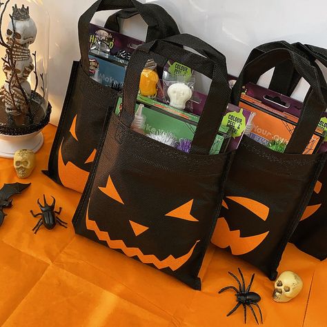 Halloween Goodie Bag Ideas, Treat Bag Ideas, Halloween Prizes, Halloween Favor Bag, Halloween Party Bags, Ghouls Night, Halloween Themed Gifts, Halloween Gift Baskets, Boo Boo Bags