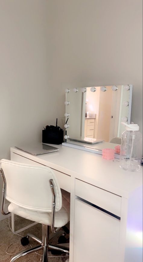 Big Mirror Vanity, Vanity With Hollywood Mirror, Hollywood Mirror Desk, Big Vanity Mirror With Lights, Room Ideas Vanity, Dressing Table Light, White Vanity Mirror, Large Vanity Mirror, Hollywood Mirror With Lights