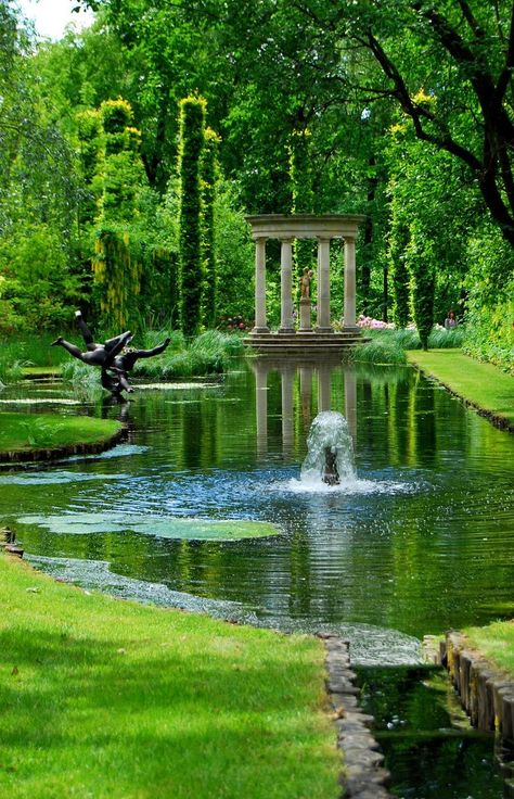 I came across a page that has INCREDIBLE beautiful pictures of Norway. I could not believe how many nice places we have here in Norway, and that we do not take the chance to exploit it the same way… Backyard Ponds, Taman Air, Water Source, Most Beautiful Gardens, Formal Gardens, The Secret Garden, Garden Pictures, Ideas Garden, Gorgeous Gardens