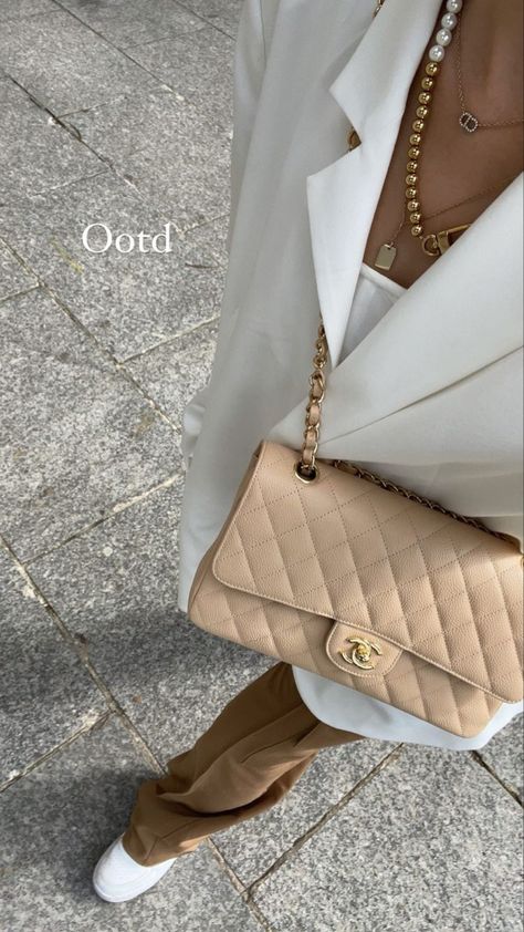 Beige Bag Outfit, Beige Chanel Bag, Caroline Hu, Chanel Bag Outfit, Chanel Bag Classic, Shoulder Bag Outfit, Chanel Beige, Beige Outfit, Classic Flap Bag