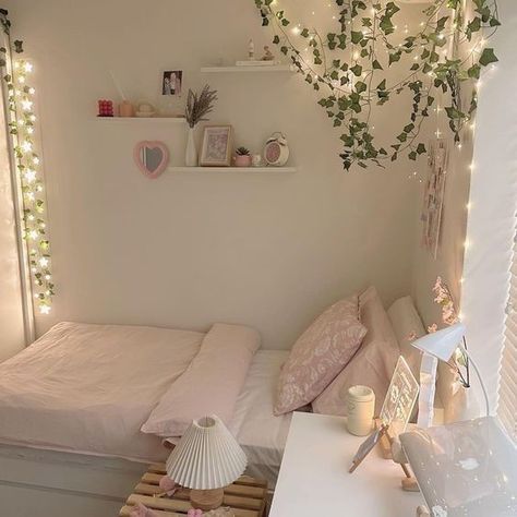 Small White Room Aesthetic, Pink N White Aesthetic, One Pink Wall Bedroom, Small Room Pink Aesthetic, Minimal Pink Room, Room Ideas Small Bedroom Aesthetic, Pink White Bedroom Aesthetic, Clear Room Aesthetic, Cute White Rooms Bedroom Ideas