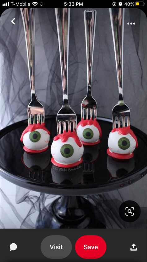 Fork Eyeball Cake Pops, Halloween Cake Pops Display, Cool Cake Pops Ideas, Halloween Cakes Pops, Hallowen Food Ideas Sweet, Cakepop Halloween Ideas, Halloween Party Cake Pops, Scary Halloween Cake Pops, Eye Cake Pops