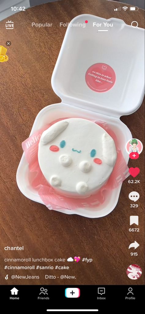 Cute Mini Cakes Aesthetic, Sanrio Lunchbox Cake, Cinnamoroll Bento Cake, Simple Sanrio Cake, Cinnamaroll Party Ideas, Cinnamaroll Birthday Cake, Halloween Lunch Box Cake, Sanrio Bento Cake, Cinamoroll Receta