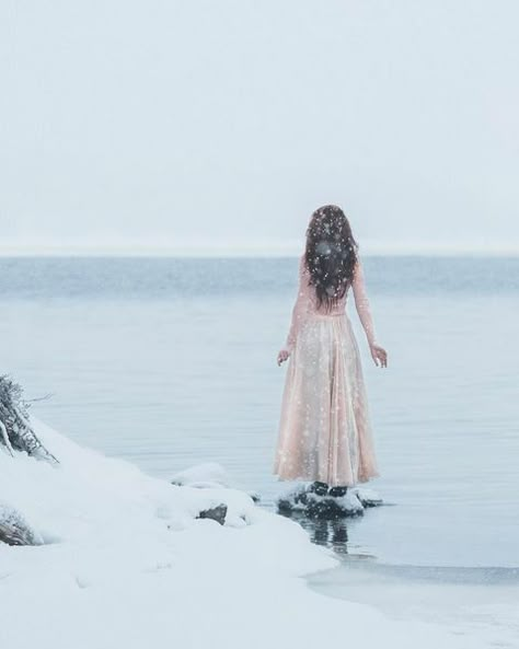 Frozen Lake Photoshoot, Snow Shoot Ideas, Empowering Photoshoot, Winter Shoot Ideas, Snow Photo Ideas, Winter Photography Ideas, Iceland Photoshoot, Icelandic Christmas, Winter Photoshoots